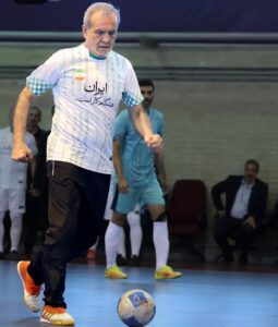 رئیس‌جمهور به افتخار کارگران پا به توپ شد